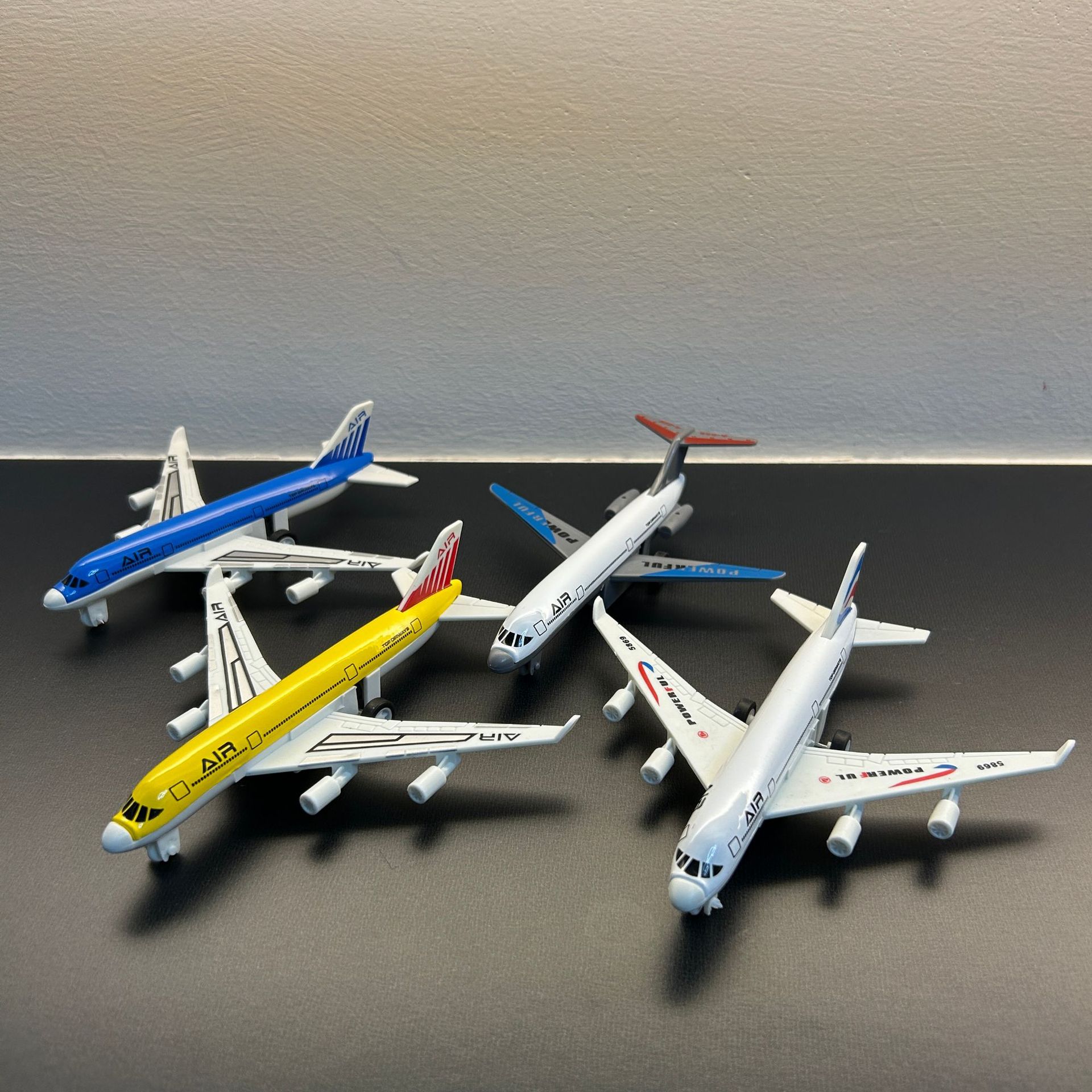 Miniatura de Avião de Brinqued - Model Airplane Plastic avaliação e preço